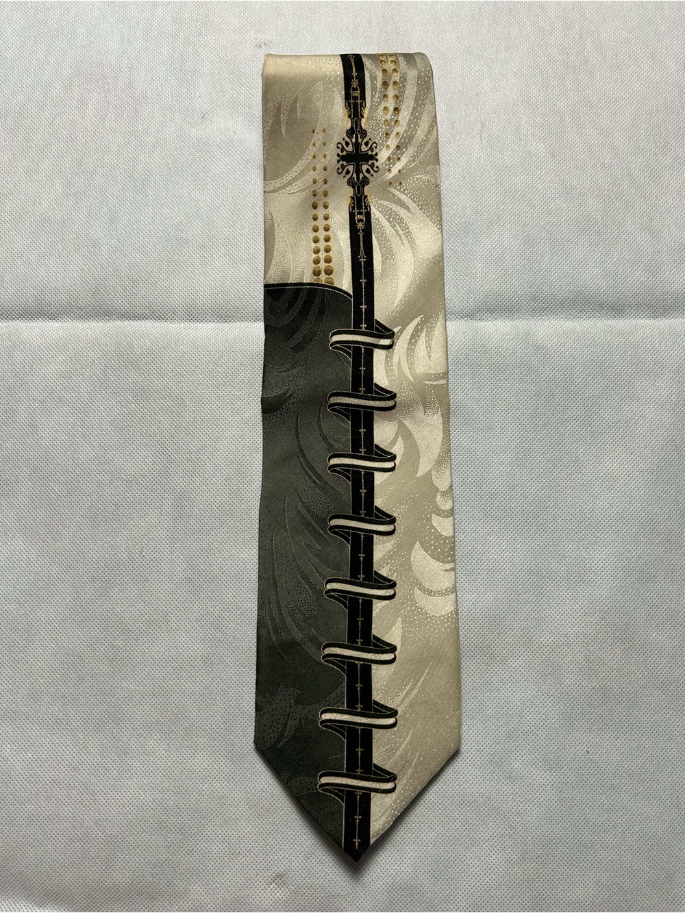 Di Capri silk made in Korea artistic patterned tie